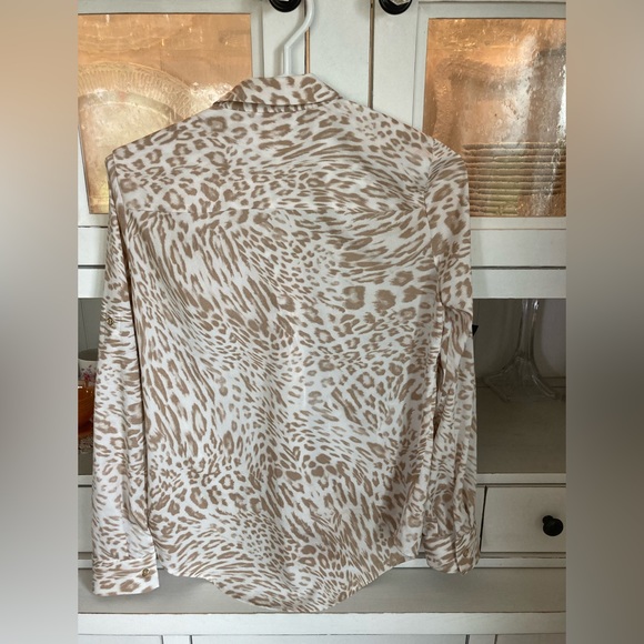 Calvin Klein shirt. - Picture 3 of 4